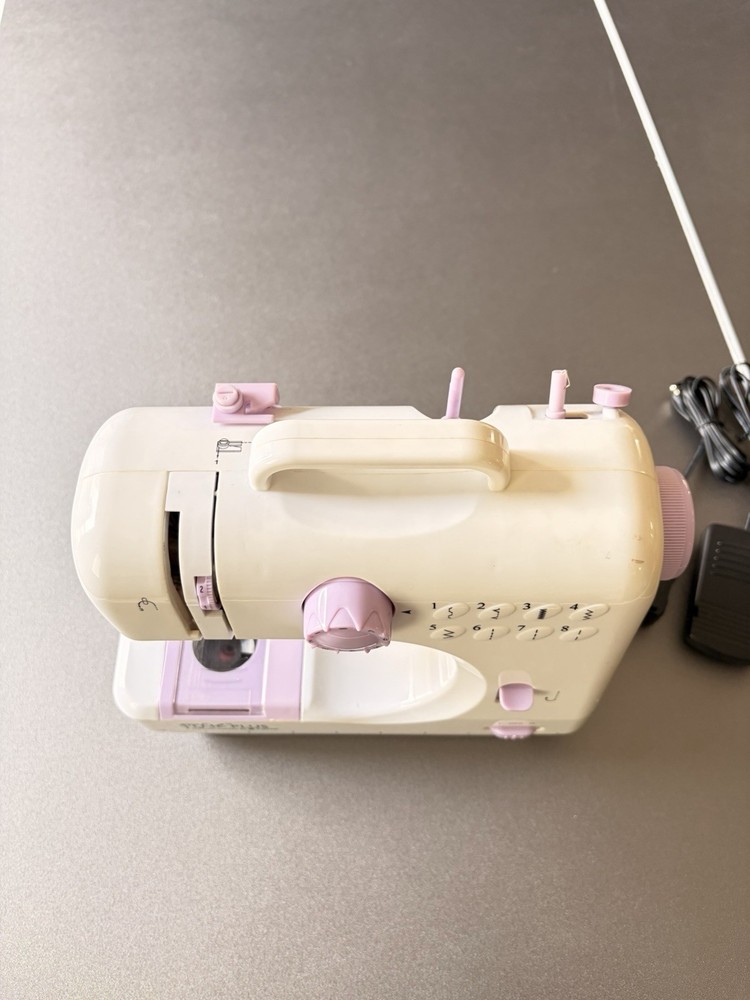 Singer Pixie Plus Electronic Sewing Machine -For Parts or Repair