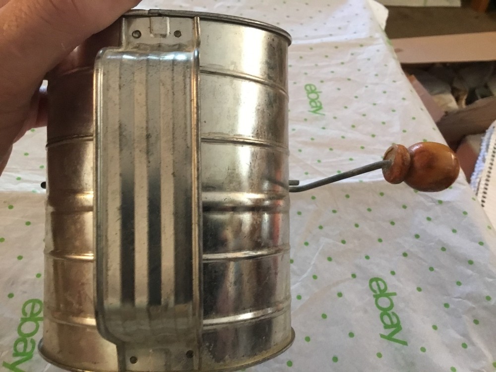 Hand crank 3 cup sifter