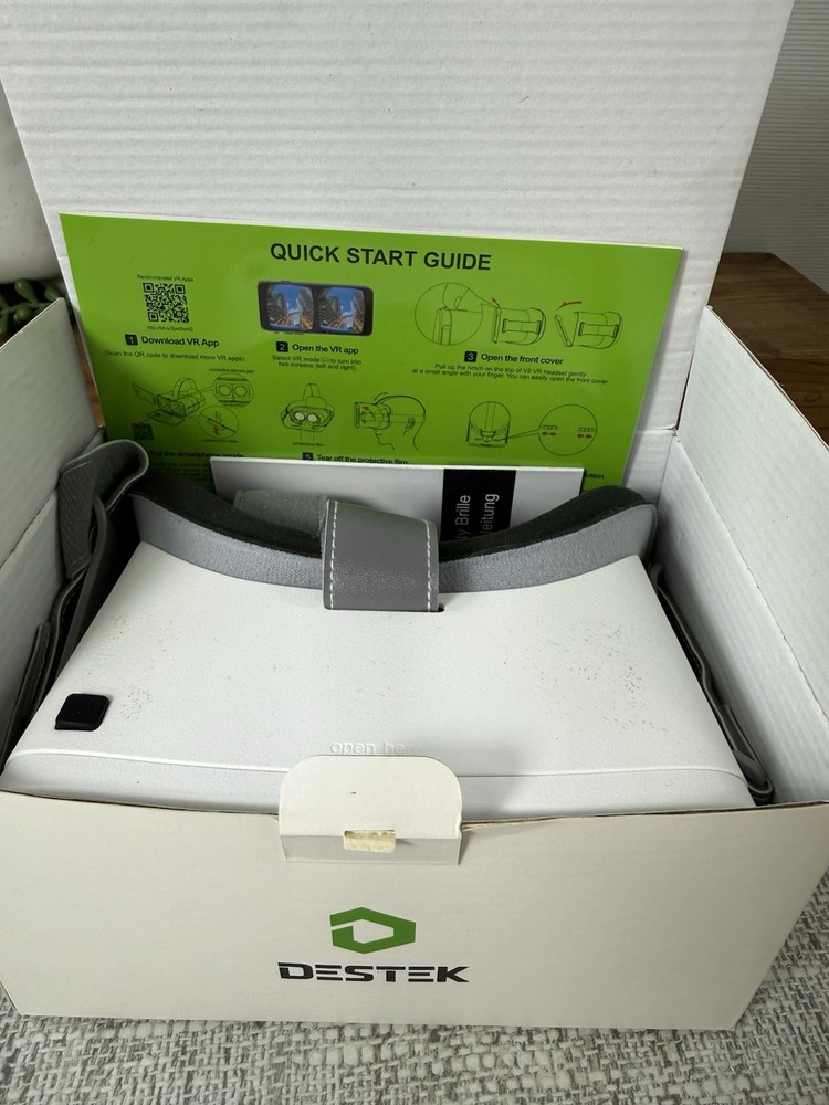 DESTEK V5 VR Headset for Virtual Reality With Controller Orig Paperwork Untested
