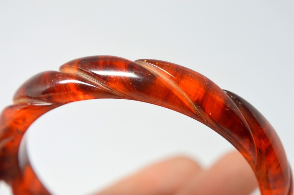 VINTAGE ORANGE BAKELITE ROUND BANGLE BRACELET