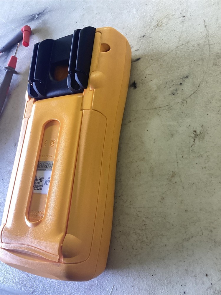 Fluke 724 Process and Temperature Calibrator with Leads