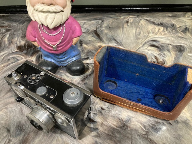 VINTAGE ARGUS C3 RANGE FINDER CAMERA WITH PARTIAL LEATHER CASE