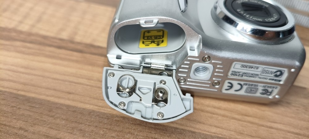 Nikon Coolpix 2100 Digital Camera Silver Tested Working