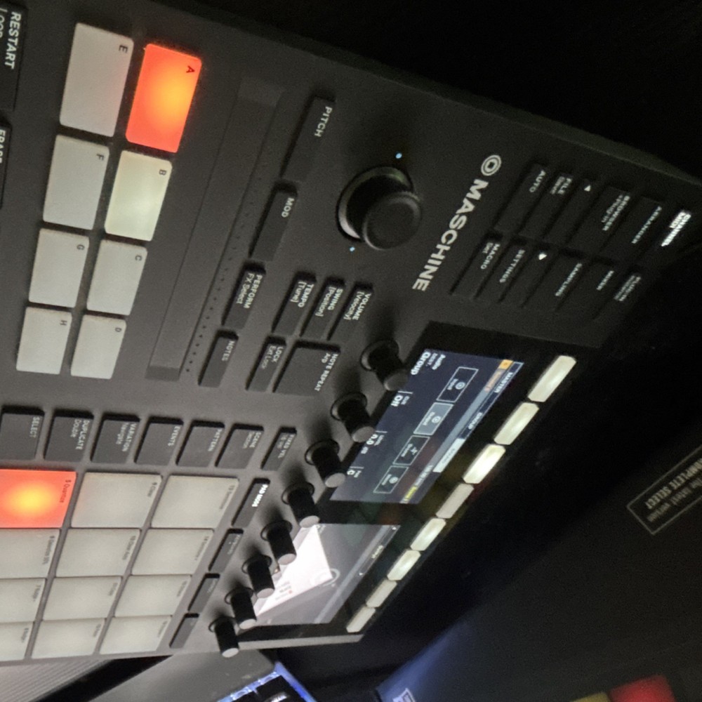 Native Instruments MASCHINE MK3 Sampler & Sequencer, 16 Pad Triggers
