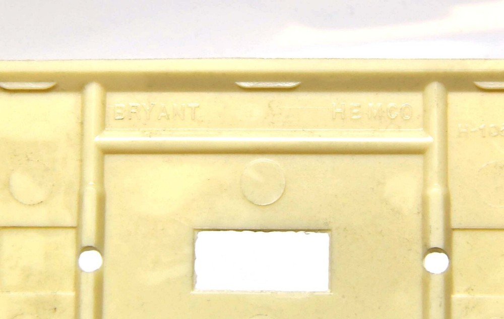 VINTAGE BRYANT IVORY BAKELITE / PLASTIC SINGLE TOGGLE LIGHT SWITCH PLATE NOS