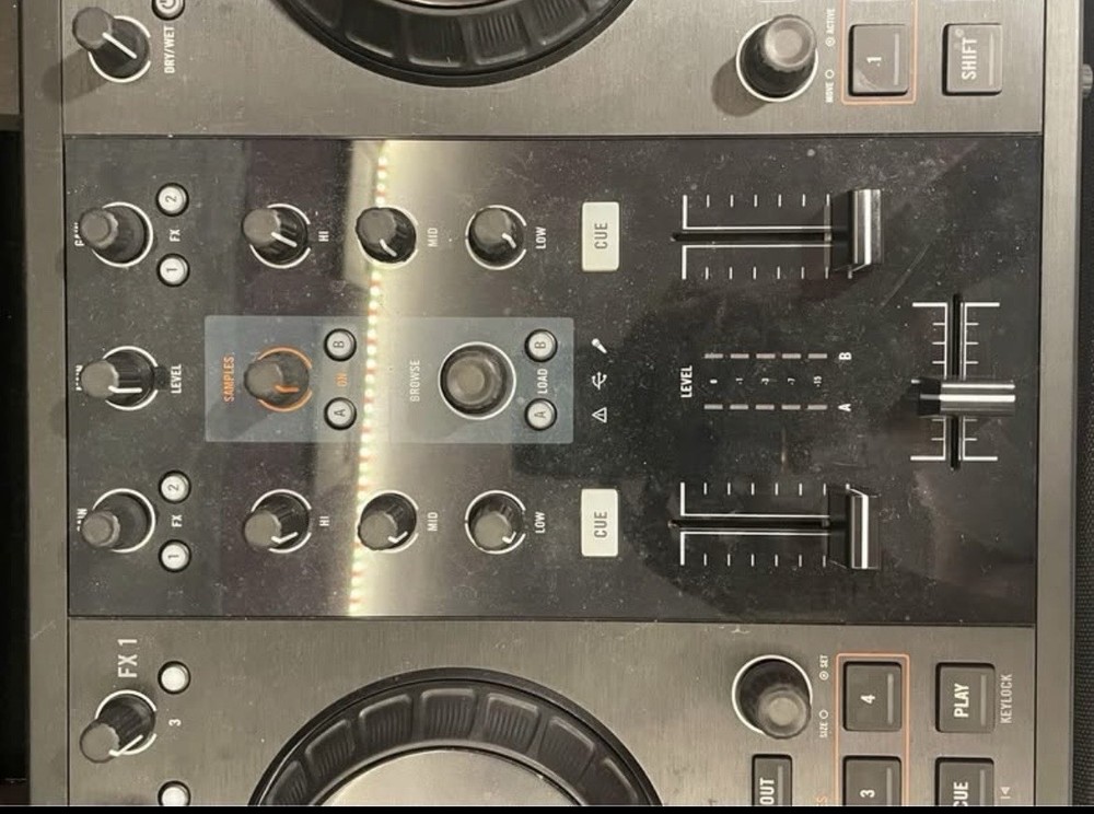 Native Instruments TRAKTOR KONTROL S2 MK2 DJ Controller