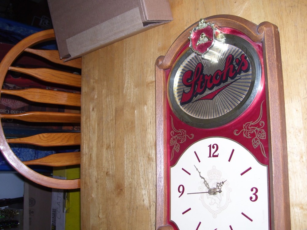 Vintage Strohs Beer Wall Clock brewery battery operated