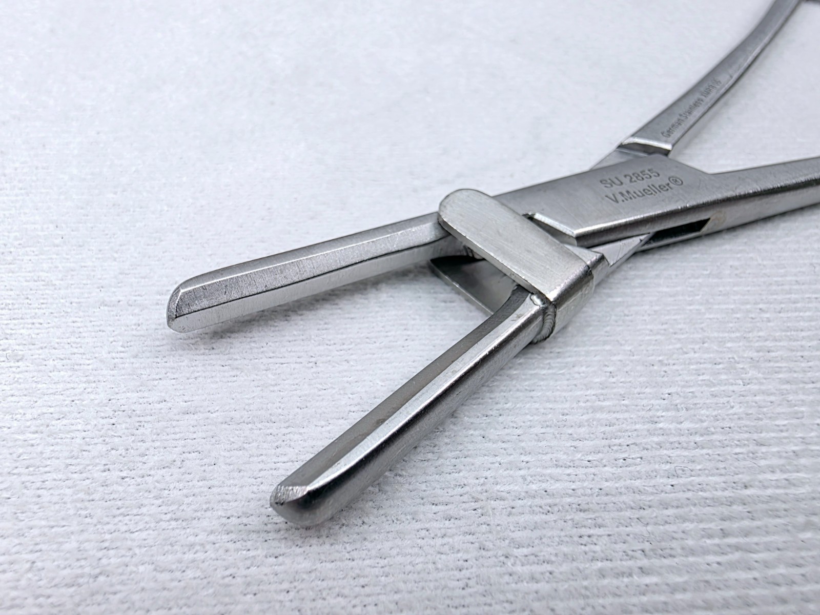 V. Mueller SU-2855 Straight Serrated Tubing Clamp Forceps - Ultrasonic Cleaned