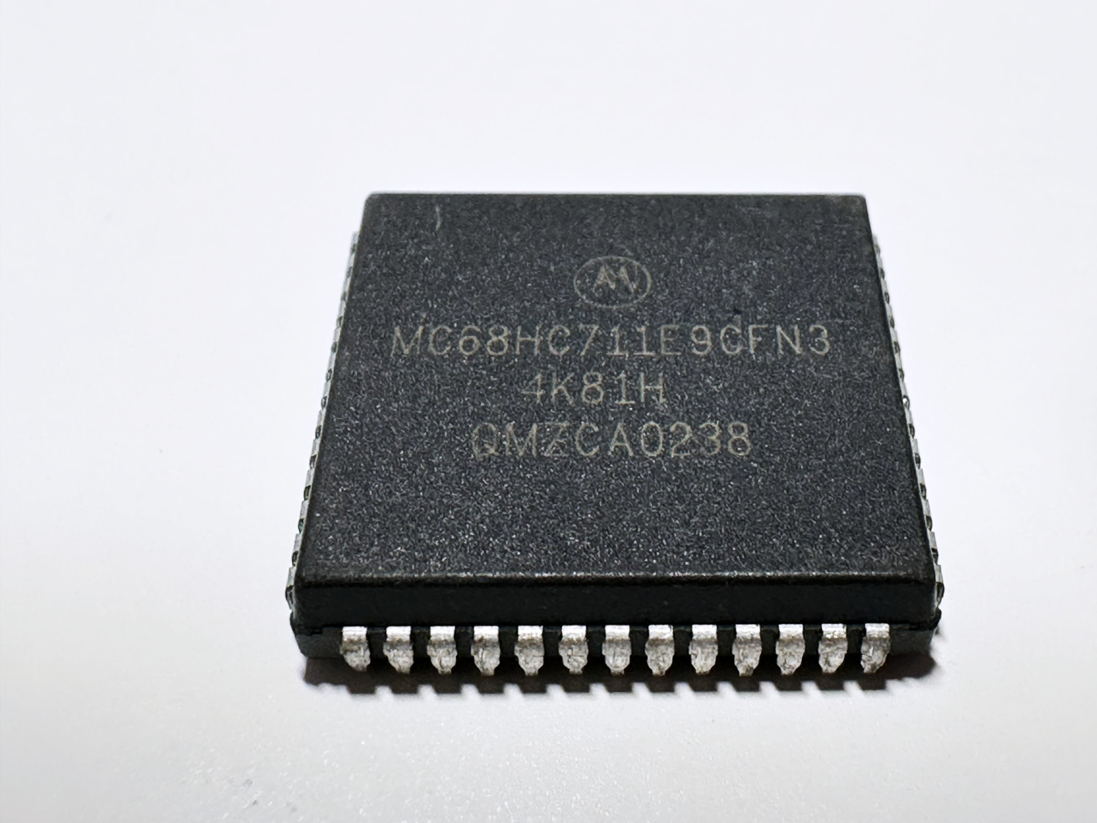 MC68HC711E9CFN3 Motorola 8 Bit Microcontroller 12KB OTP 512B RAM PLCC-52