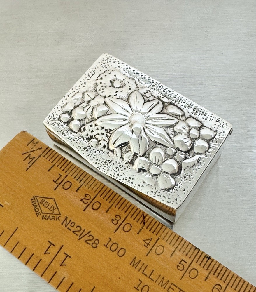 Vintage Solid 900 Silver Floral Design Pill / Snuff Box