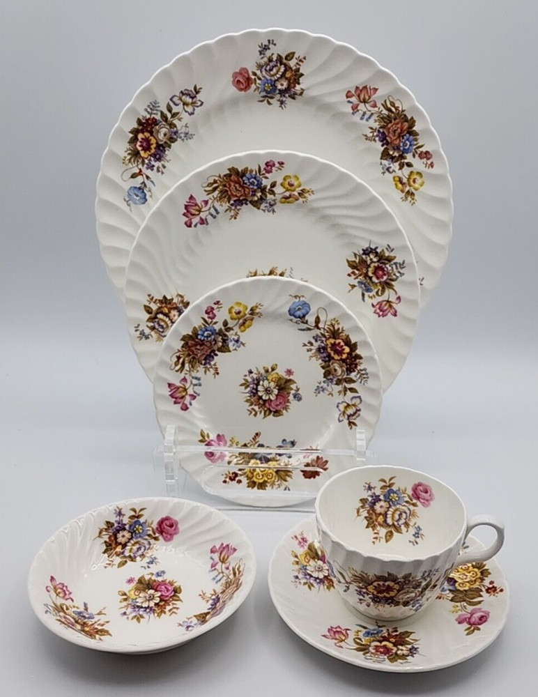 Aynsley Fine Bone China Summertime Pattern 6 Piece Place Setting