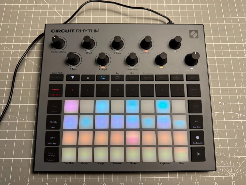 Novation Circuit Rhythm Beatmaking Sampler Groovebox Drum Machine Sequencer