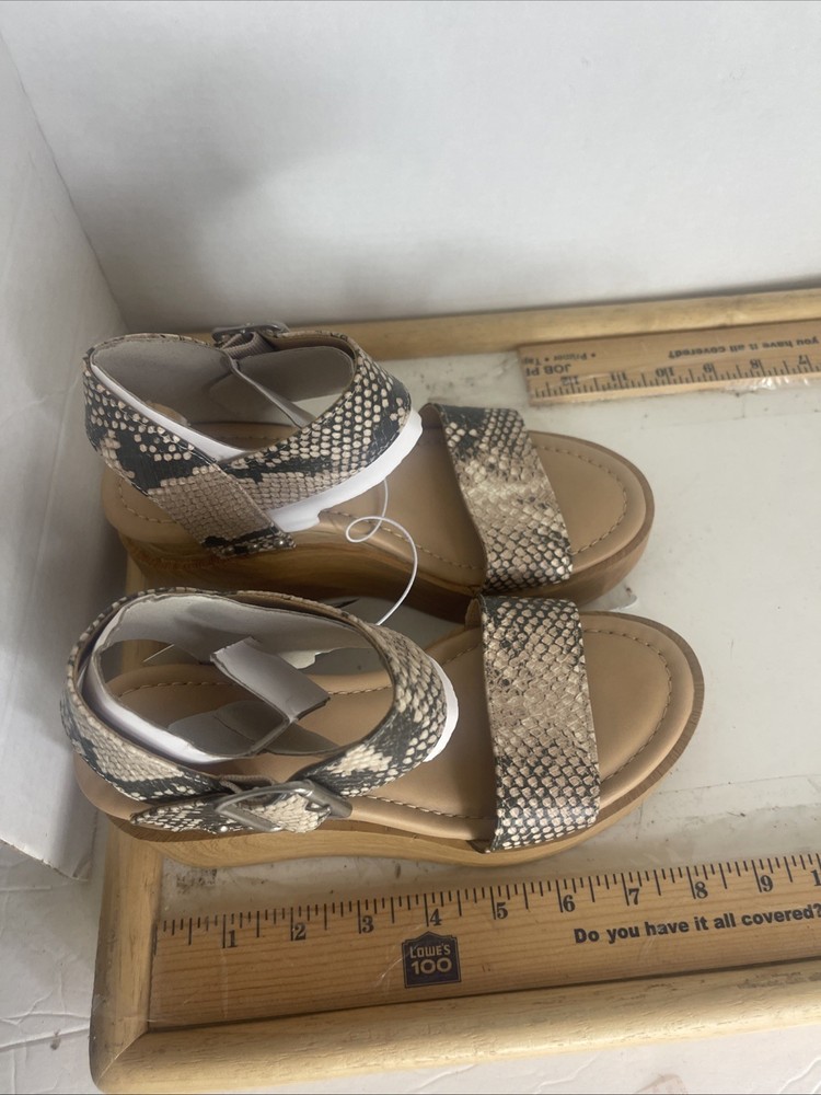 Universal tread sandals Size 5