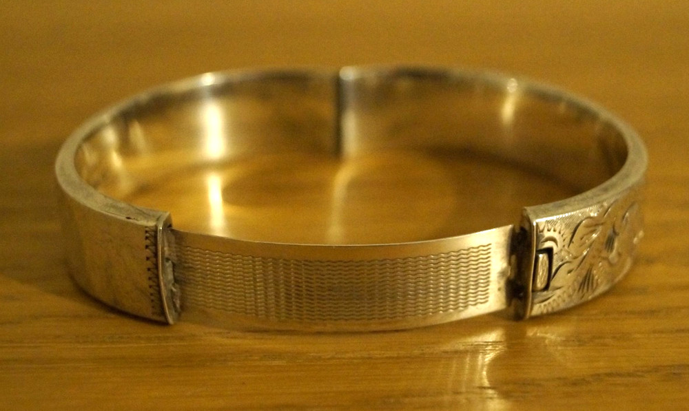 Solid Silver Hinged Ladies Etched Bangle - Birmingham, 1969 - 27.2g