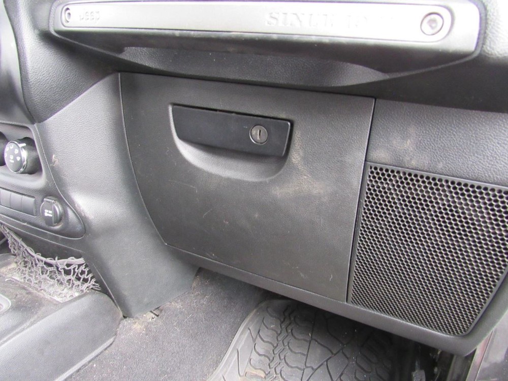 TJ        2014 Glove Box 1038980