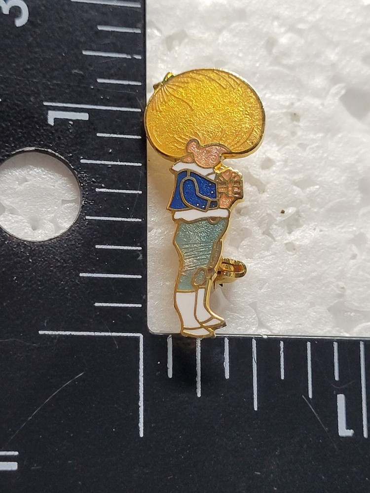 BOY PRAYING HAT LAPEL PIN PIN BACK USED (L1287)