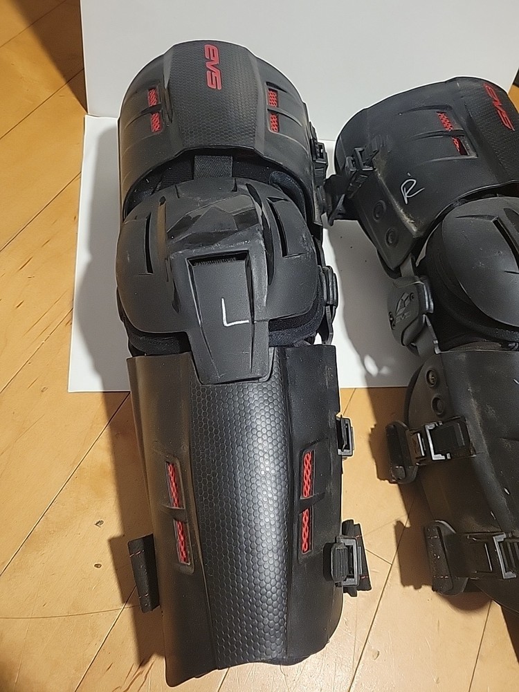 EVS RS9 Knee Brace Large Right/Left