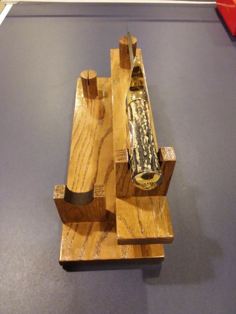 DOUBLE BOWIE KNIFE RED OAK DISPLAY STAND