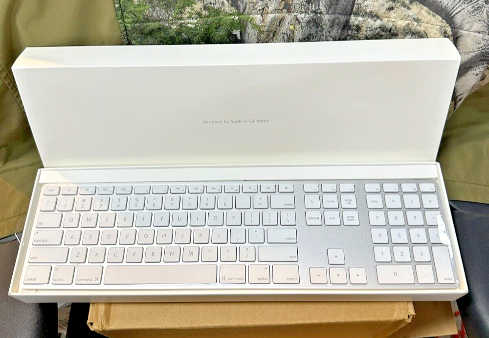Apple A1243 Wired USB Keyboard & A1152 Mighty Mouse Box Set Sealed