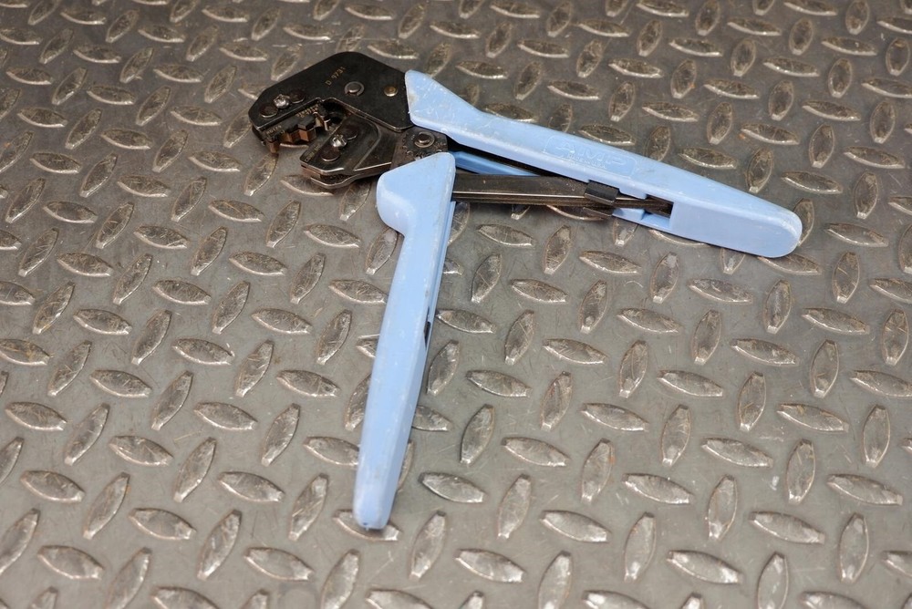 AMP 318451-2 COMM BNC Crimping Tool