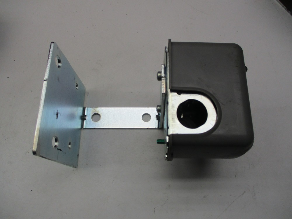 SQUARE D 9036 PRESSURE SWITCH W/ BRACKET NSNP