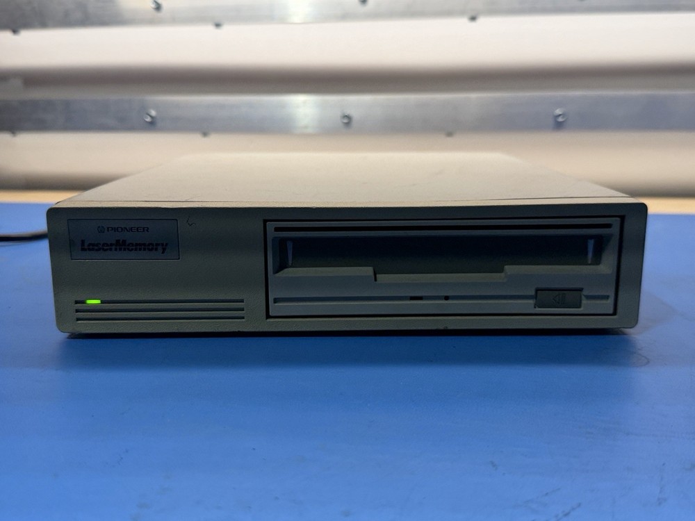 Pioneer LaserMemory External SCSI Optical Drive DE-SH7101 Powers On