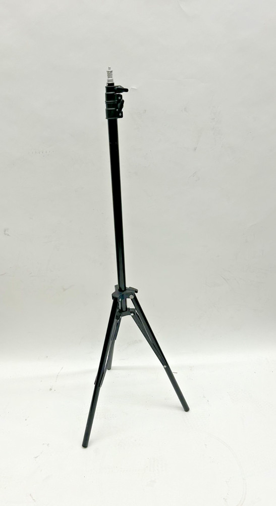 Universal Light Stand: Precision-Engineered, Fully Adjustable Stability