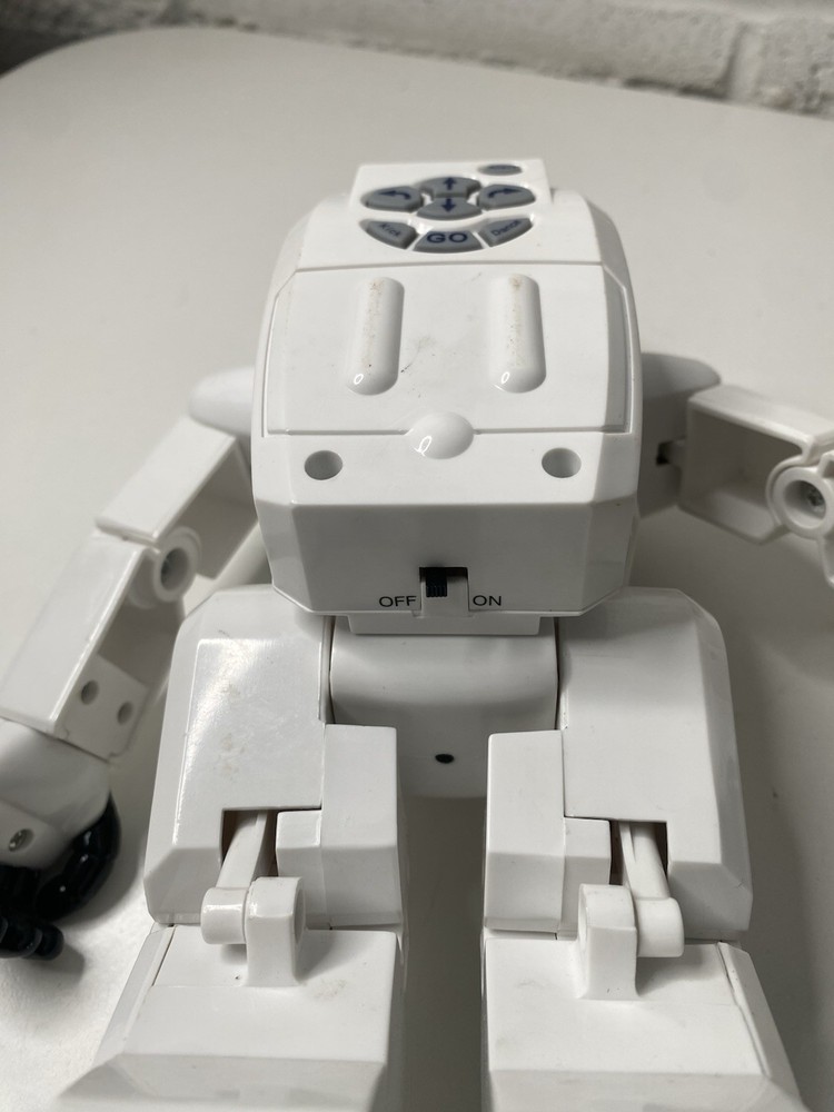 POWERS ON SILVERLIT 2002 ACTION GO PROGRAMMABLE WALKING ROBOT OBSTACLE SENSE