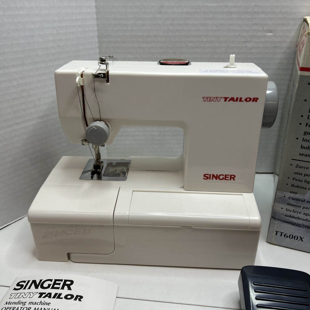 Singer Tiny Tailor Mending Machine TT600A w/Accessories Original Box