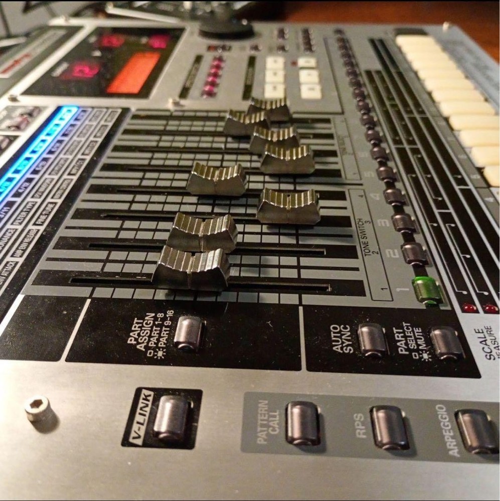 Roland MC-808 Sampling Groovebox Sampler Sequencer Tested Working