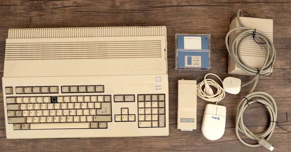 Commodore Amiga 500 Computer (PAL) Bundle | A520 Video Adapter, PSU, Disks/Mouse