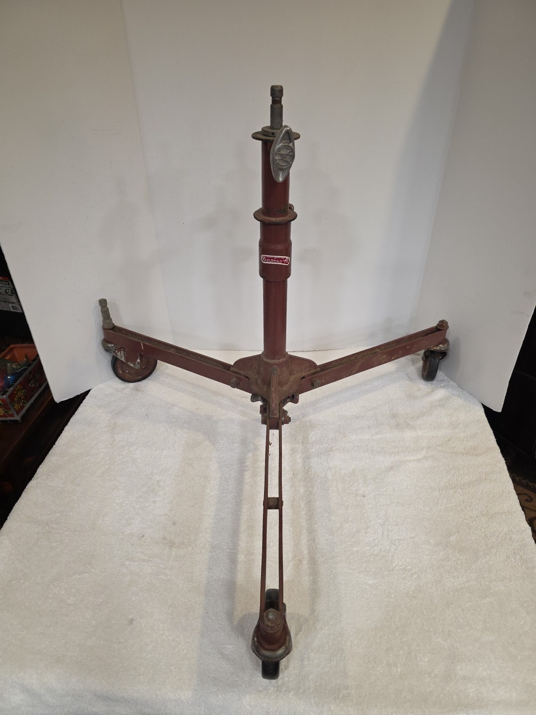 Mole-Richardson Heavy Duty Junior Size Low Stand 22-32" High W/Light Pin