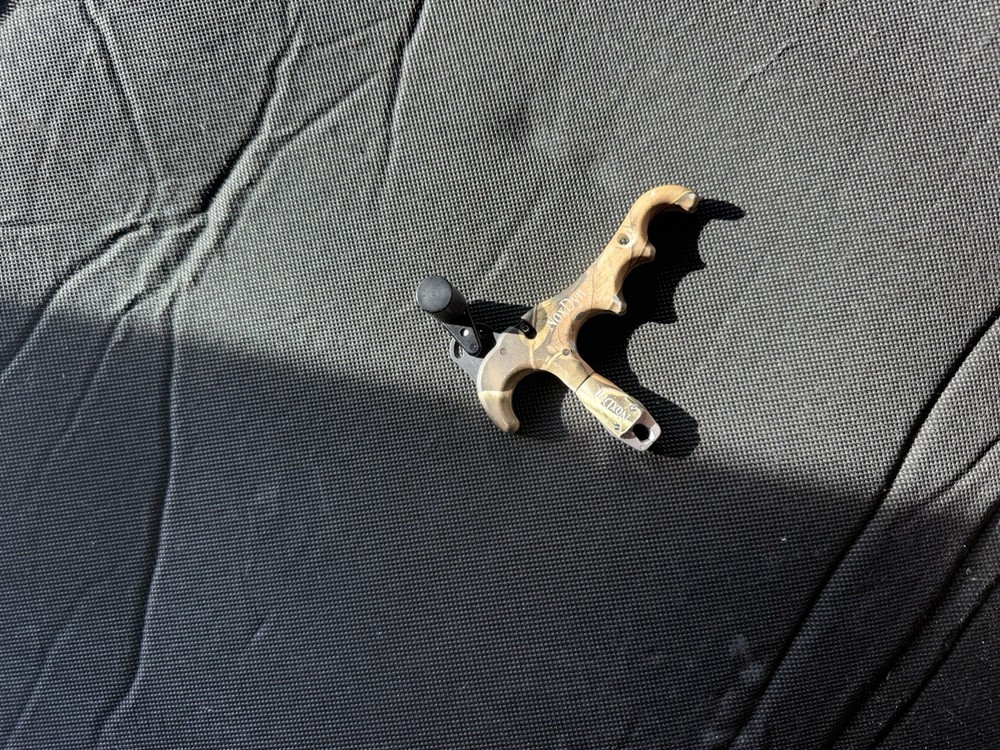 Diamond by Bowtech Complete Starter Bow Package Compound