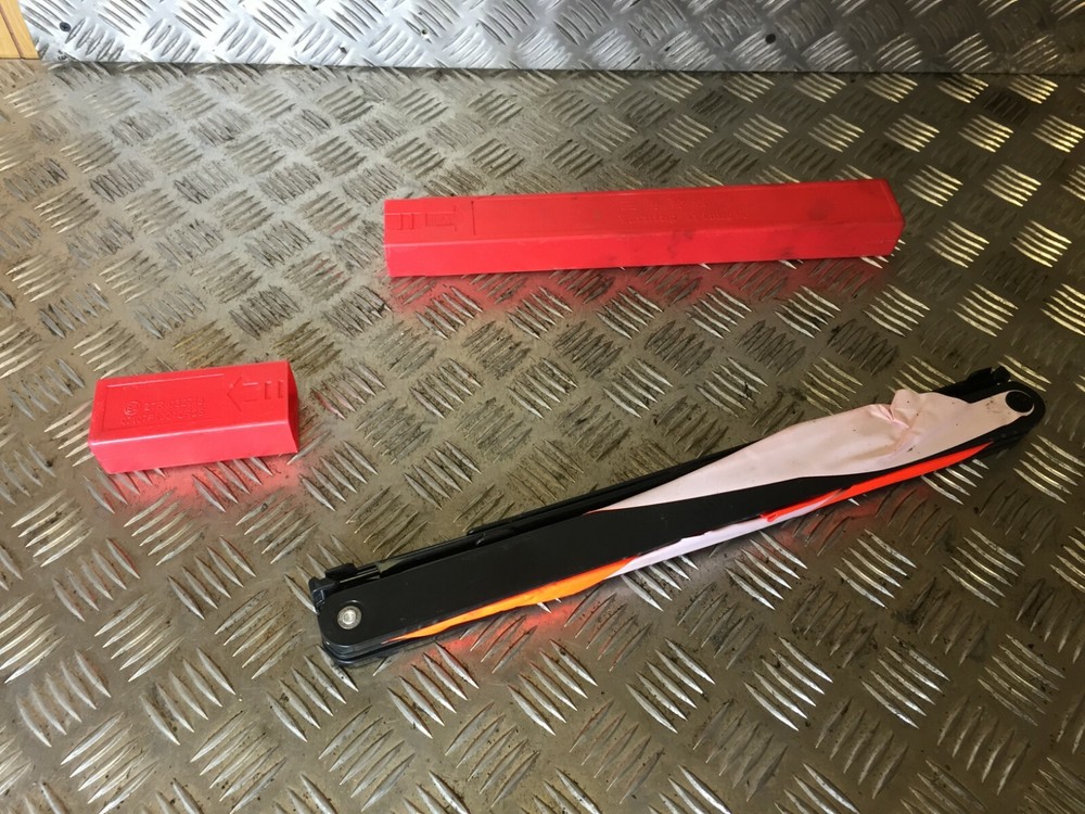 SAIC LDV V80 2.5CDI 2011-ON GENUINE WARNING TRIANGLE