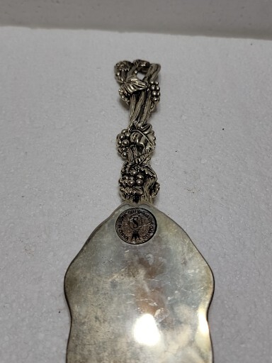 Serving Cake Knife Silverplated Grape Motif Studio Silversmiths(23)