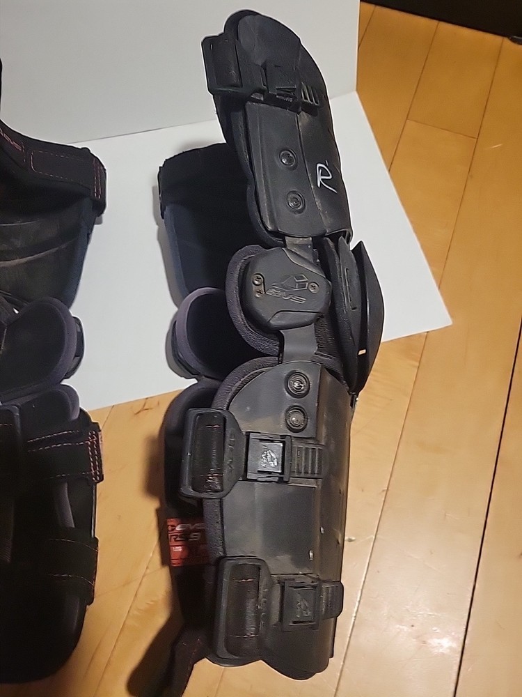 EVS RS9 Knee Brace Large Right/Left