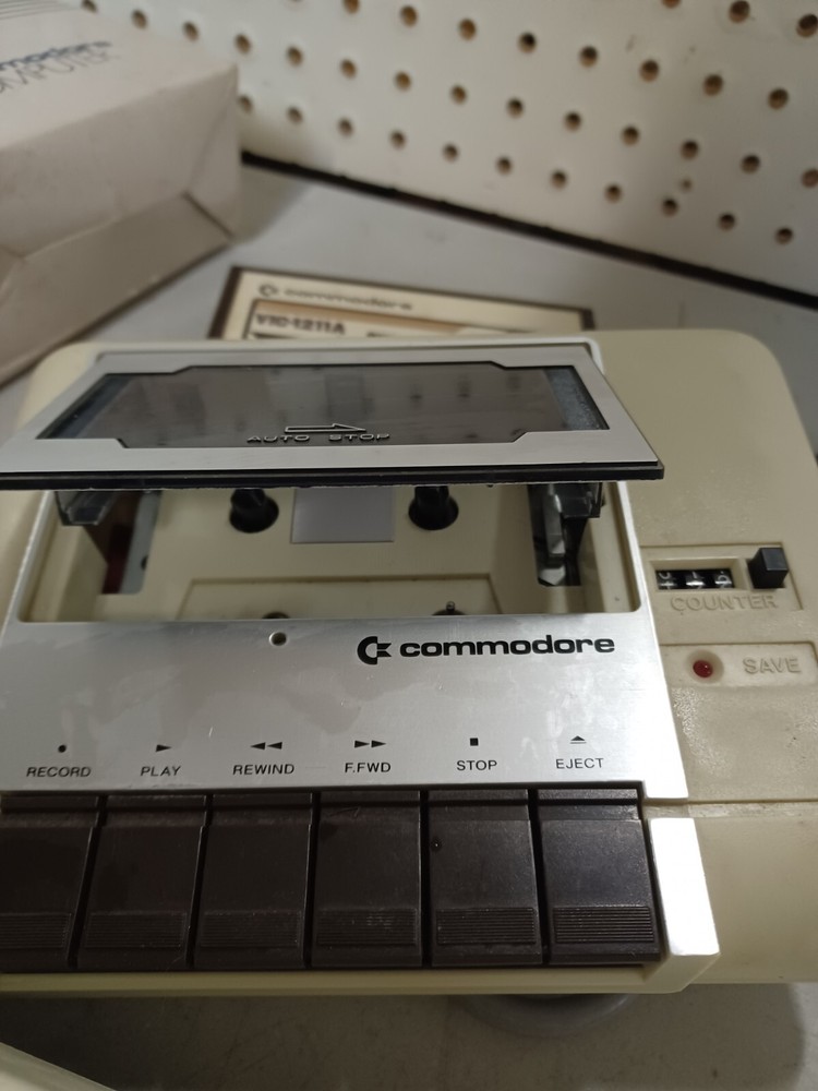 Commmodore VIC20 Computer/ Paddle 1312/ C2N Cassette LOT PWRS ON UNTESTED RESALE