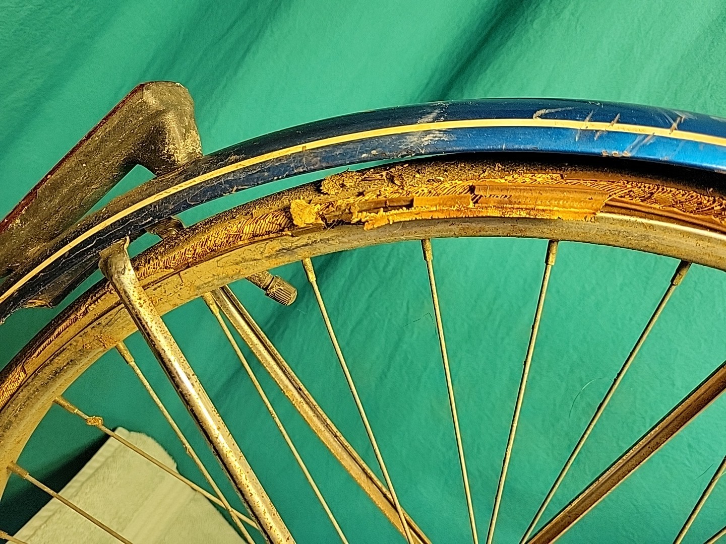 April 1977 Schwinn Suburban Complete Bicycle. Bike Rolls Smooth. Tires Dry Rot