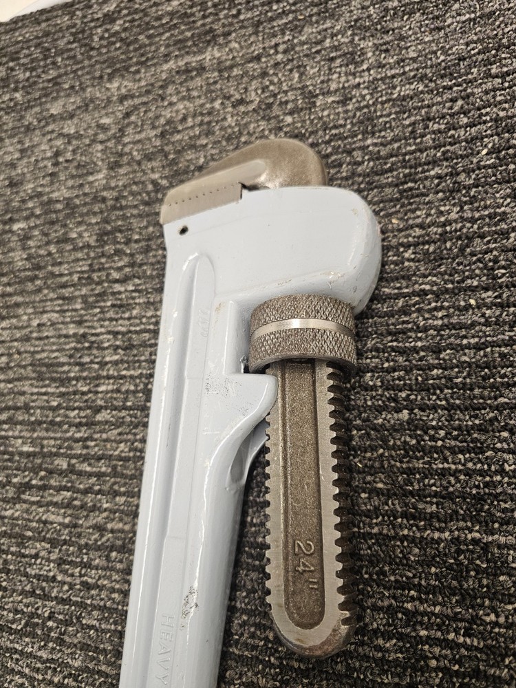 Adjustable Jaw Pipe Wrench 24" Size 21' Length Closed
