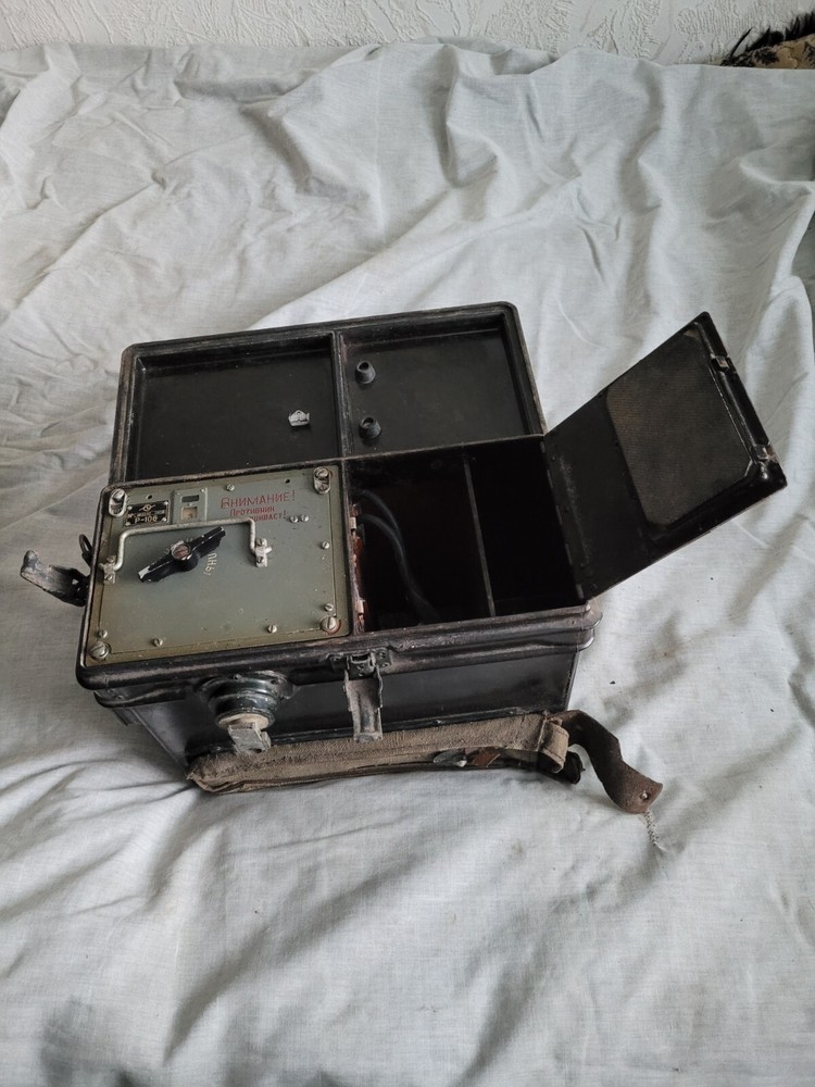 Soviet infantry radio R-106