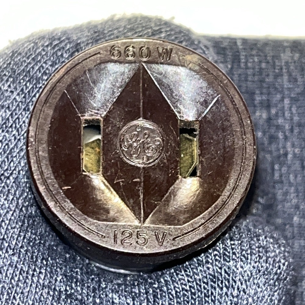 GE Light Bulb Adapter 125v Socket to Outlet 660w
