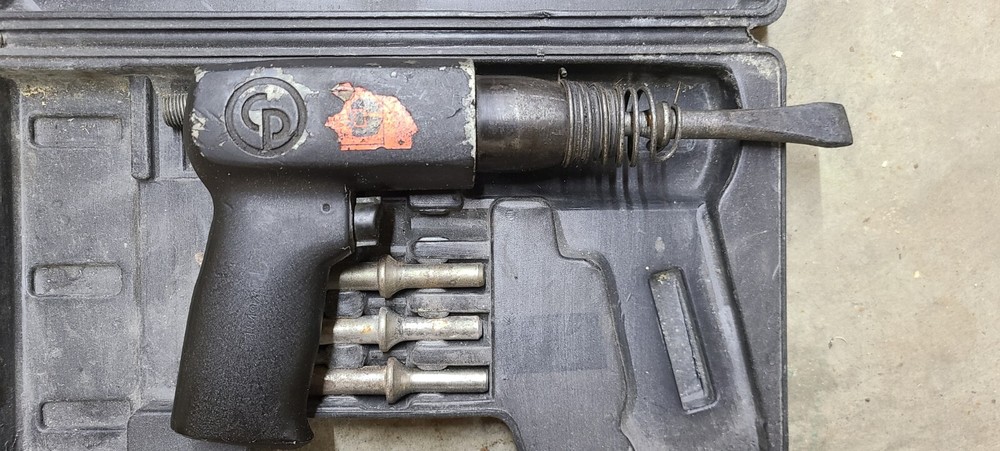 Chicago Pneumatic Air Hammer Chisel Tool Kit w/ Case & Bits Round Shank Used