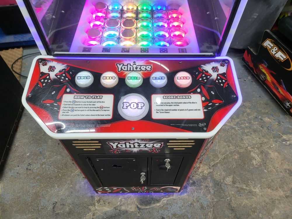 YAHTZEE Prize Redemption Arcade Machine WORKS GREAT!