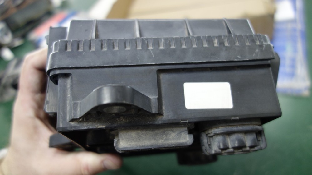2013 VOLVO VNL FUSE BOX