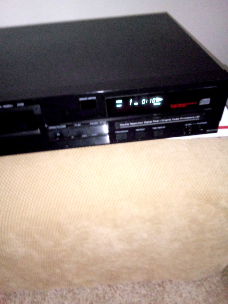 Yamaha CDX 500U CD Player Professionally Serviced w/Remote. Fully functioning.