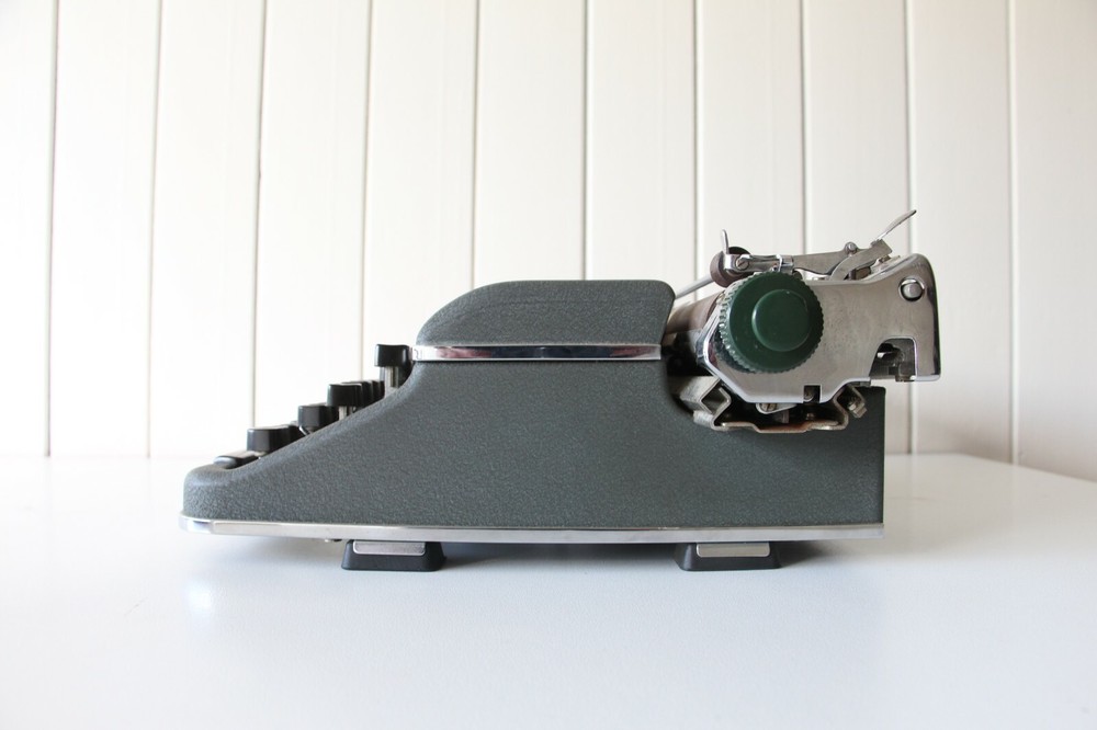 Olympia Typewriter ~ German Made ***** Working Condition *****