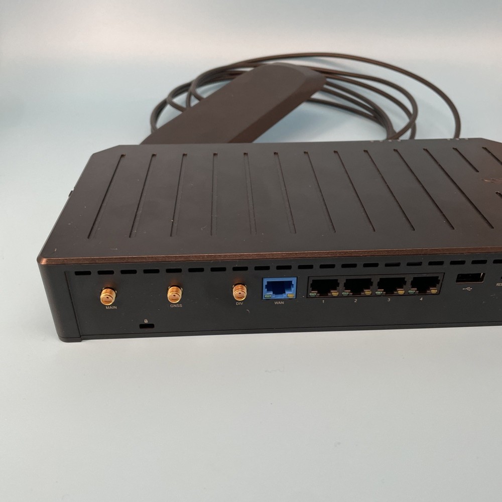Ericsson Cradlepoint E100 Series Enterprise Router + Antenna