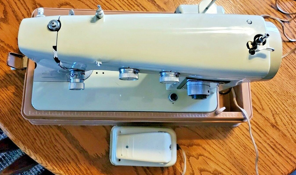 WARDS SIGNATURE SEWING MACHINE UHT J265A