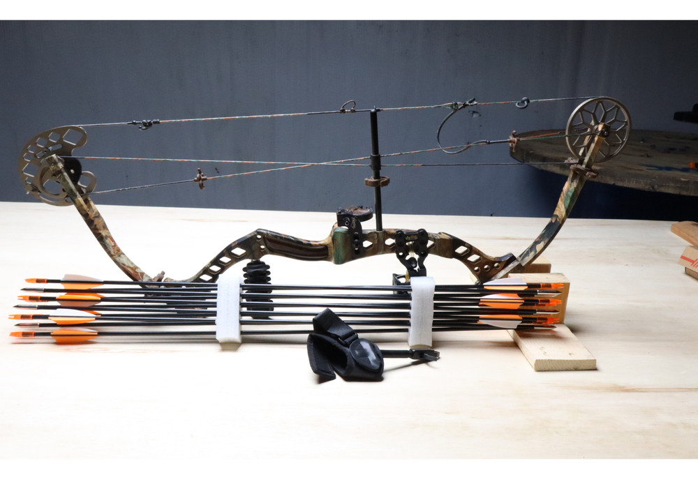 Tec Hunter Extreme Compound Bow w/ Arrows & Quick Release Trigger