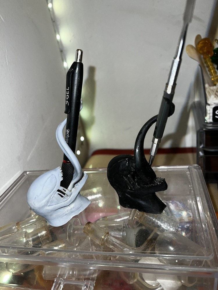 Venom Pen Holder